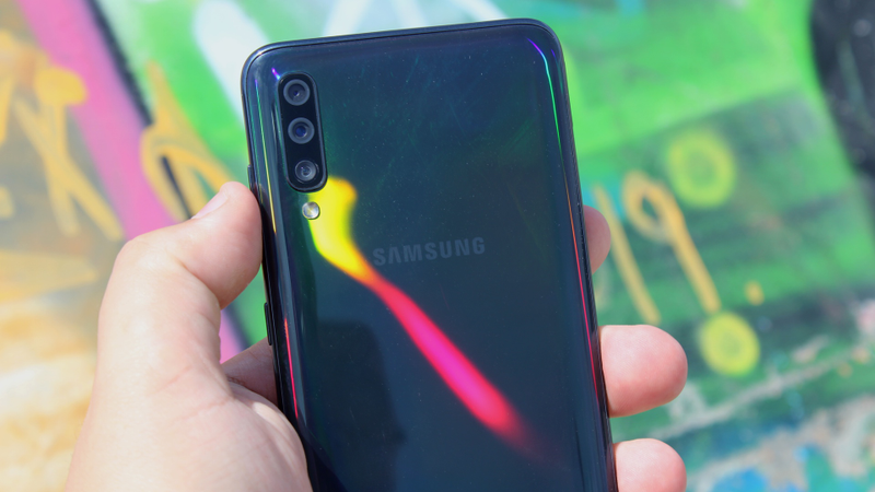 Illustration for article titled El Galaxy A70 es el mejor gama media de Samsung en años